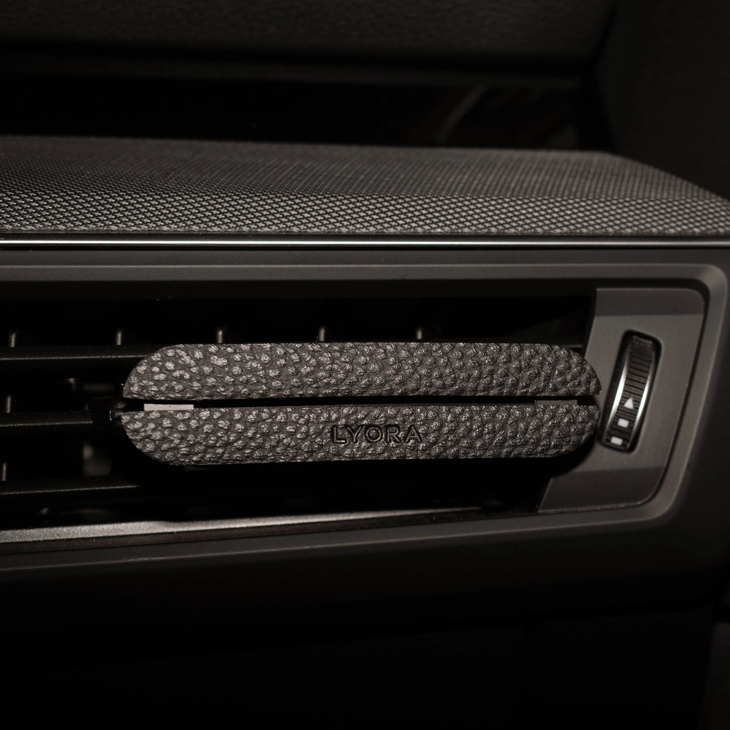LYORA Noir - Image 4